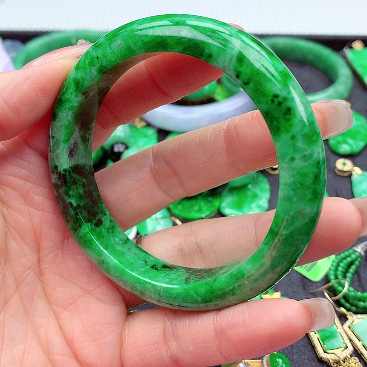 翡翠手镯未镶嵌翡翠
