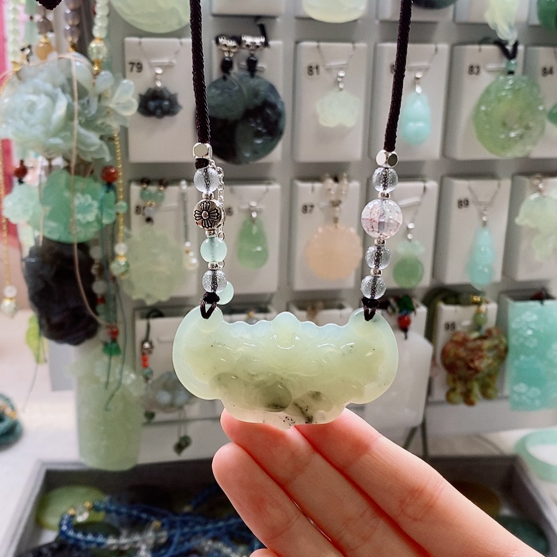 蛇纹石玉未镶嵌颈饰