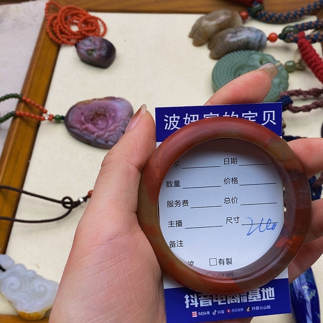 南红玛瑙手镯未镶嵌柔*?
