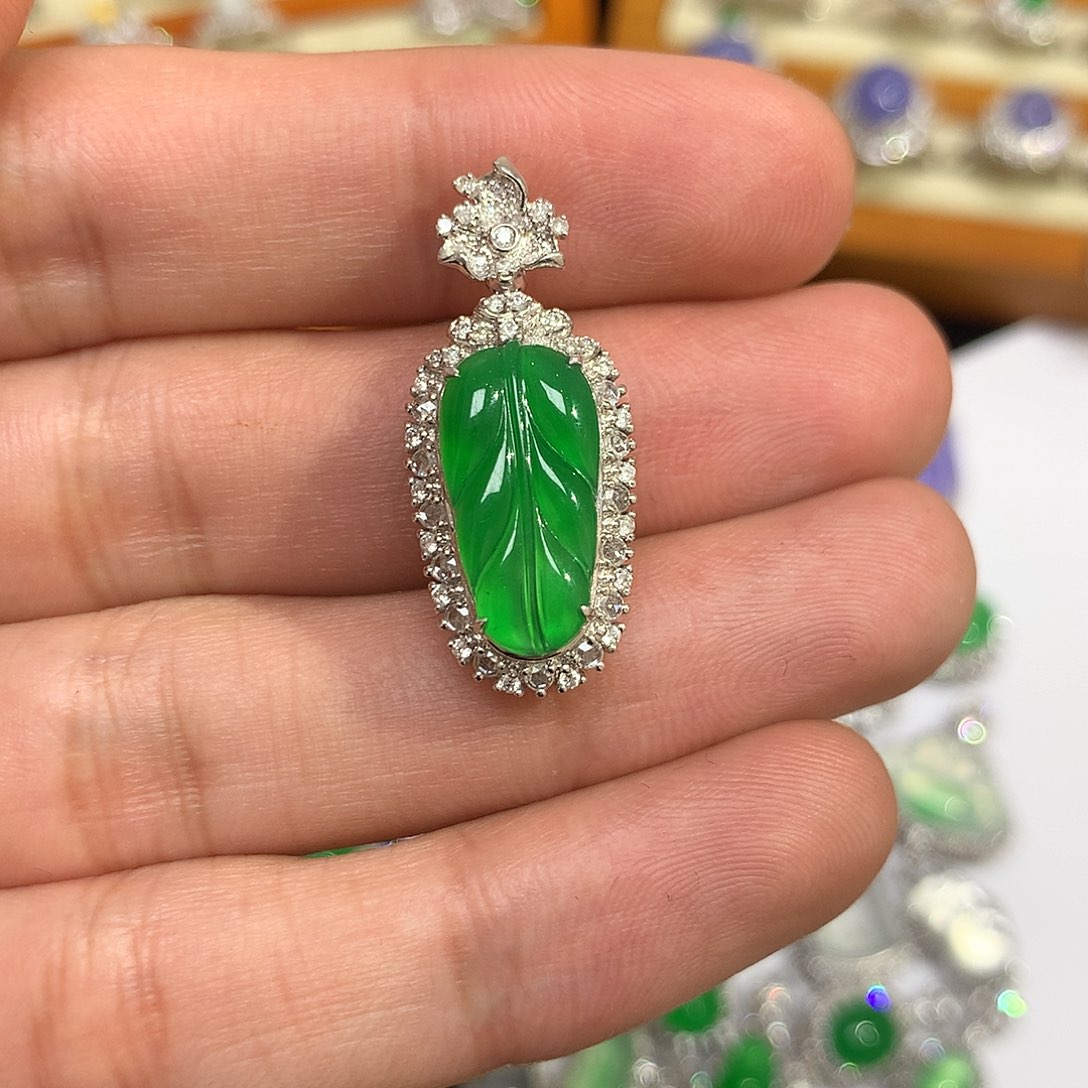 翡翠吊坠(不含链)18K金镶嵌绿叶子