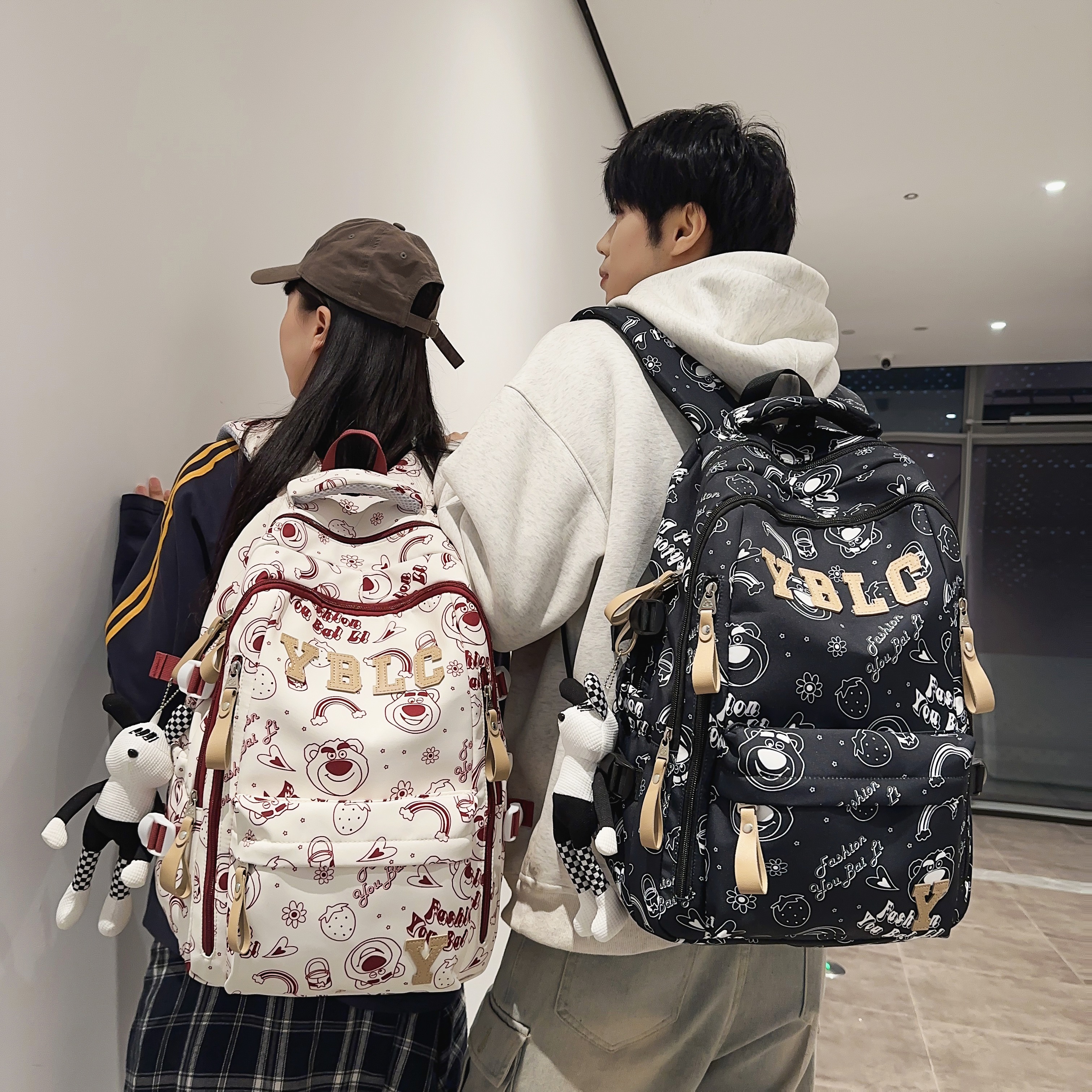 双肩包新款大容量多隔层草莓熊涂鸦小学初中高中大学大容量书包