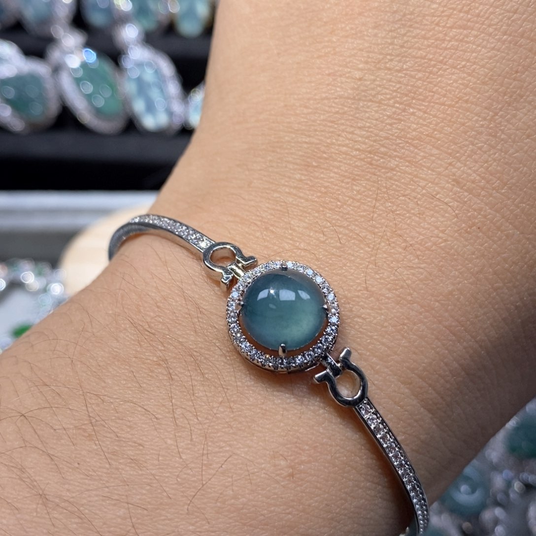 翡翠颈饰未镶嵌翡翠