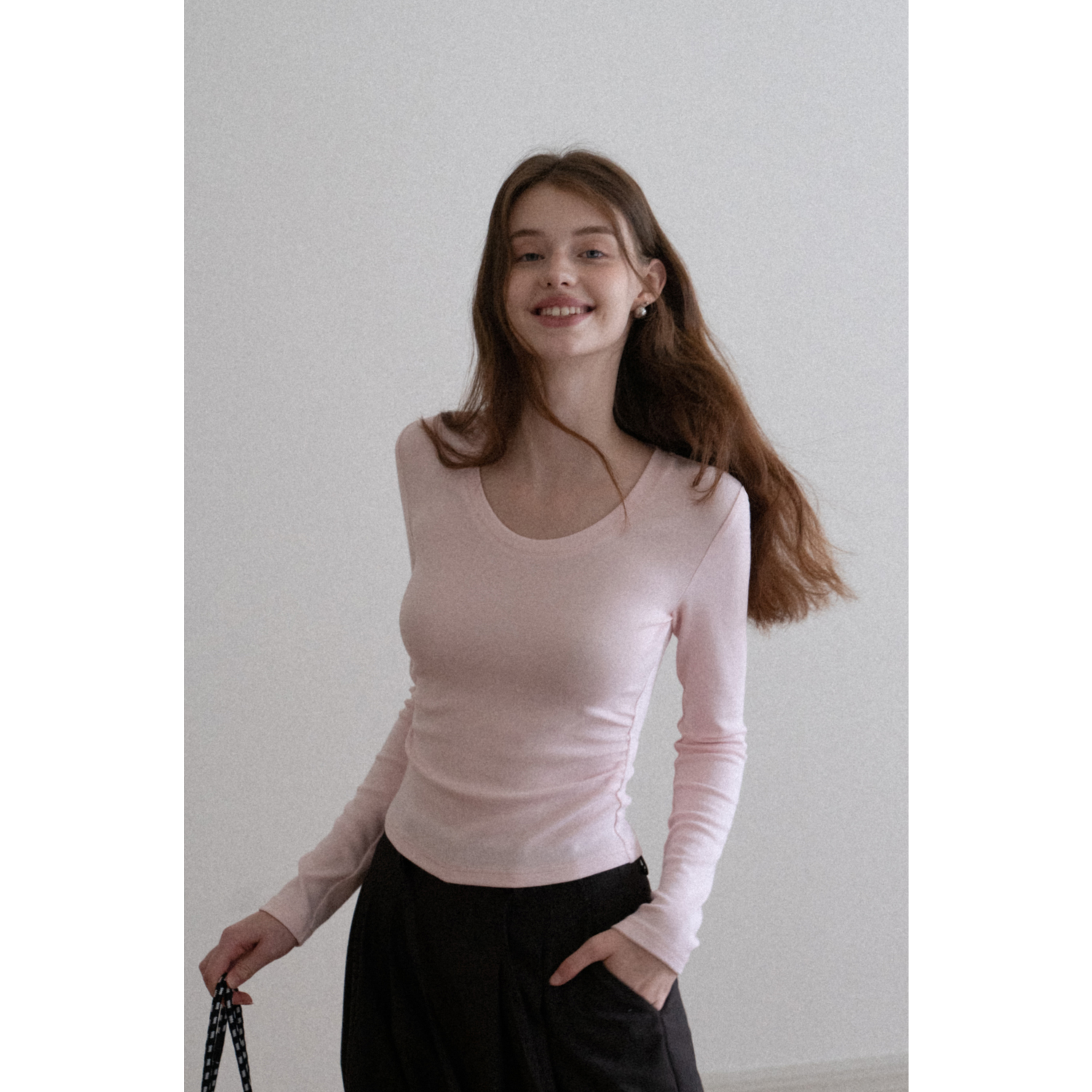 EGGKA 简约气质u领长袖正肩T恤收腰显瘦休闲打底上衣 E25A3861BK