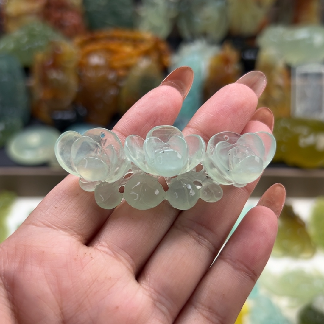 未镶嵌岫玉颈饰天青冻梅花