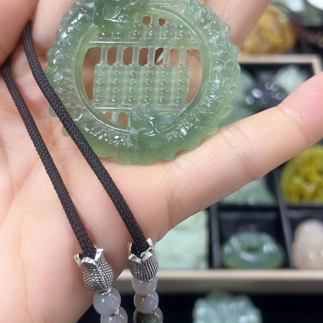 蛇纹石玉颈饰未镶嵌