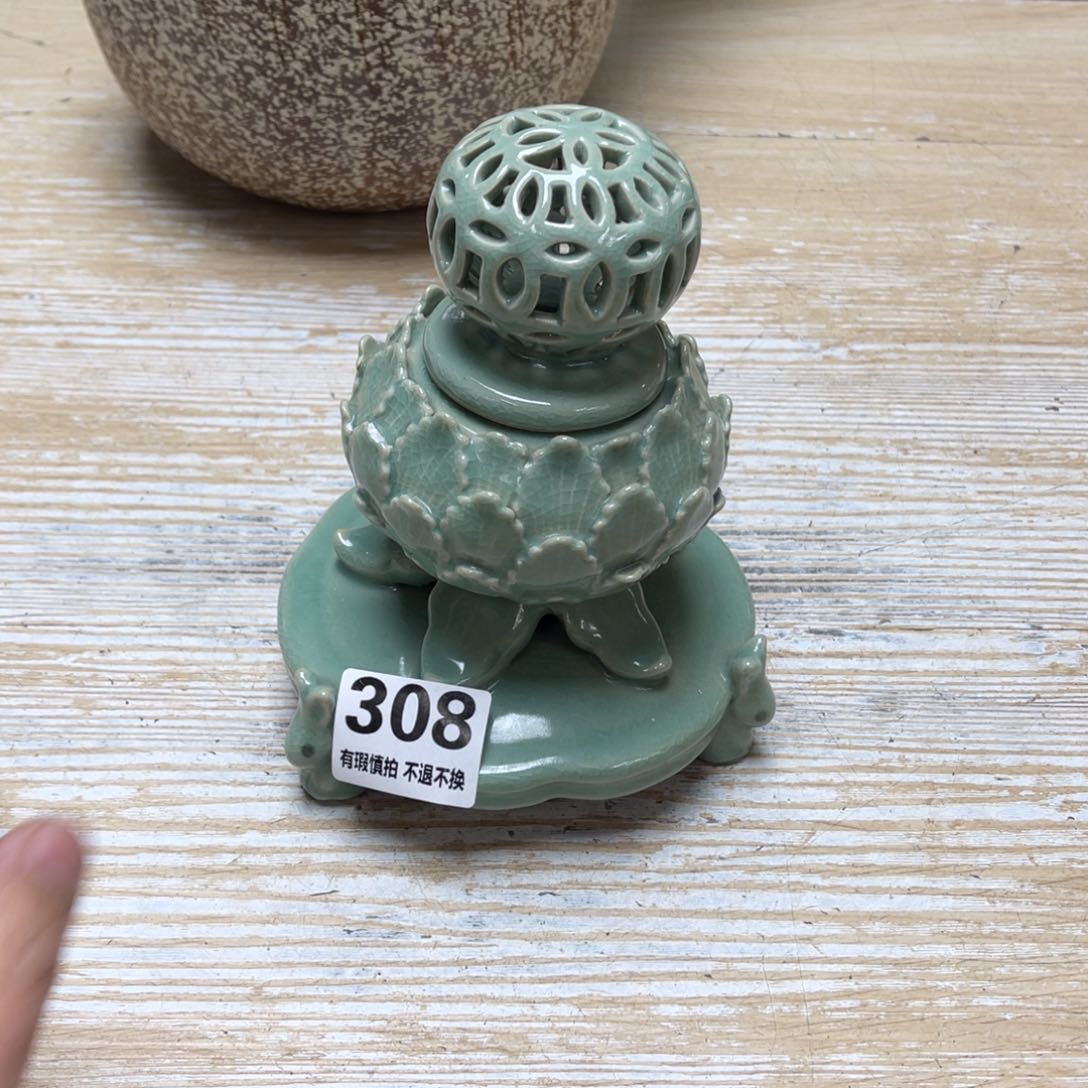 瓷片C**?密密麻麻地排列着一个 