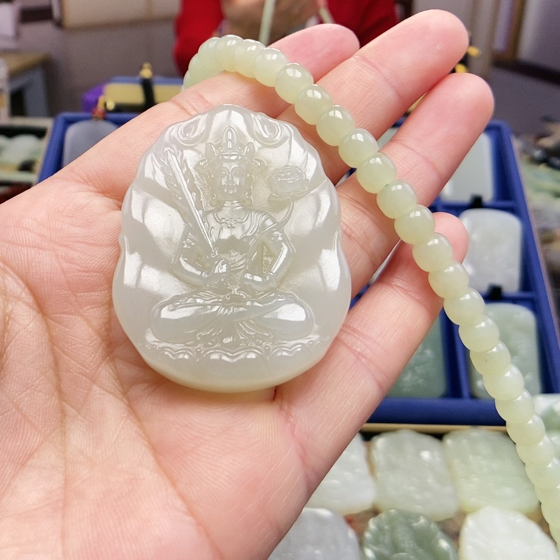 和田玉颈饰未镶嵌时***人