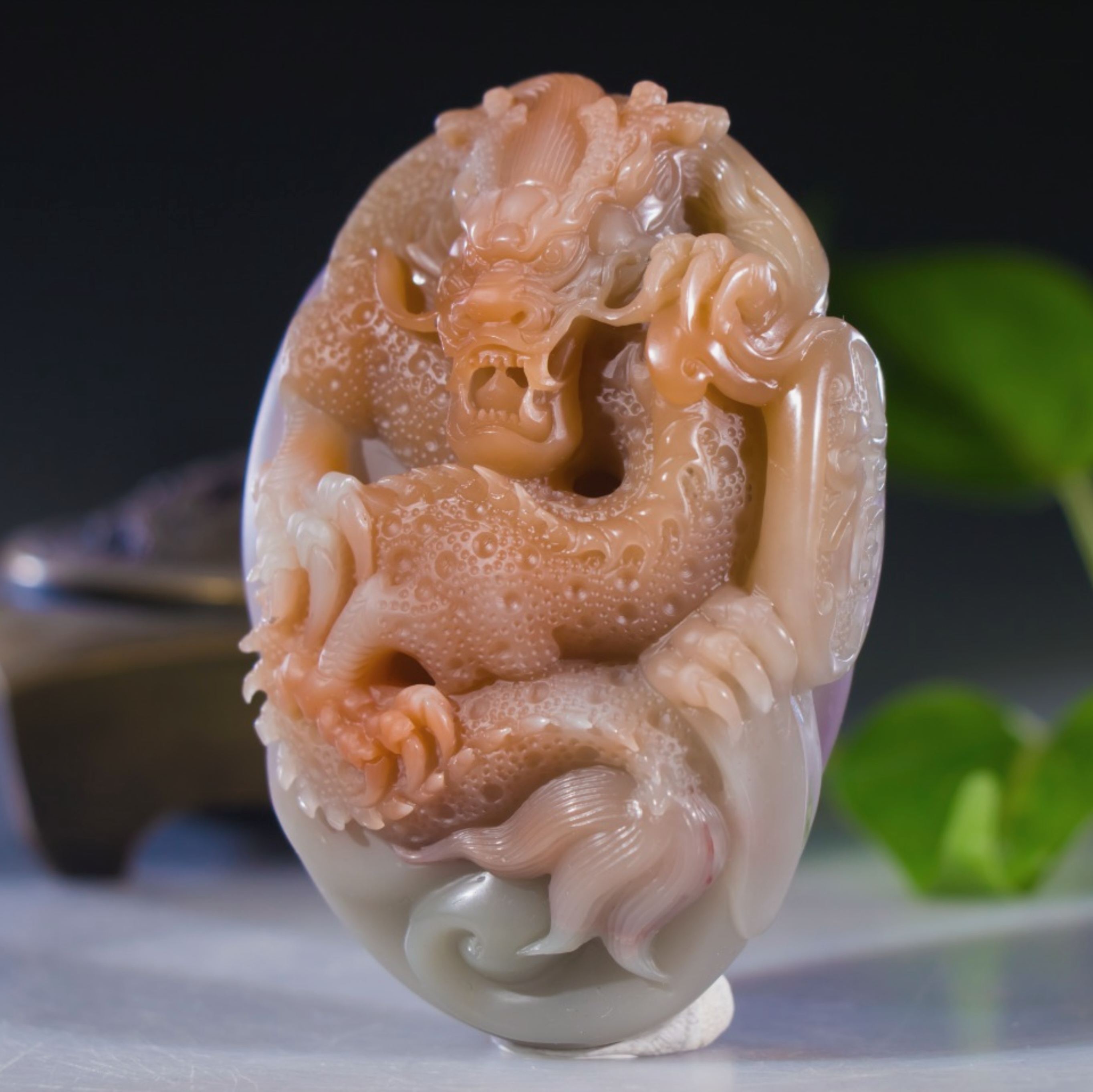 秦紫玉，紫绿玛瑙大把件，四色巧雕龙凤呈祥，气运磅礴