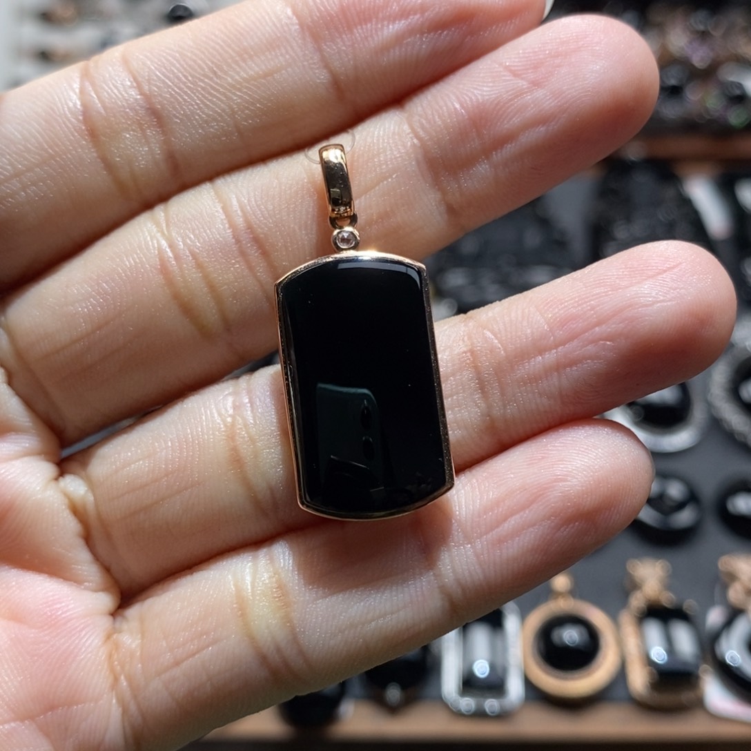 颈饰18K金镶嵌翡翠墨翠