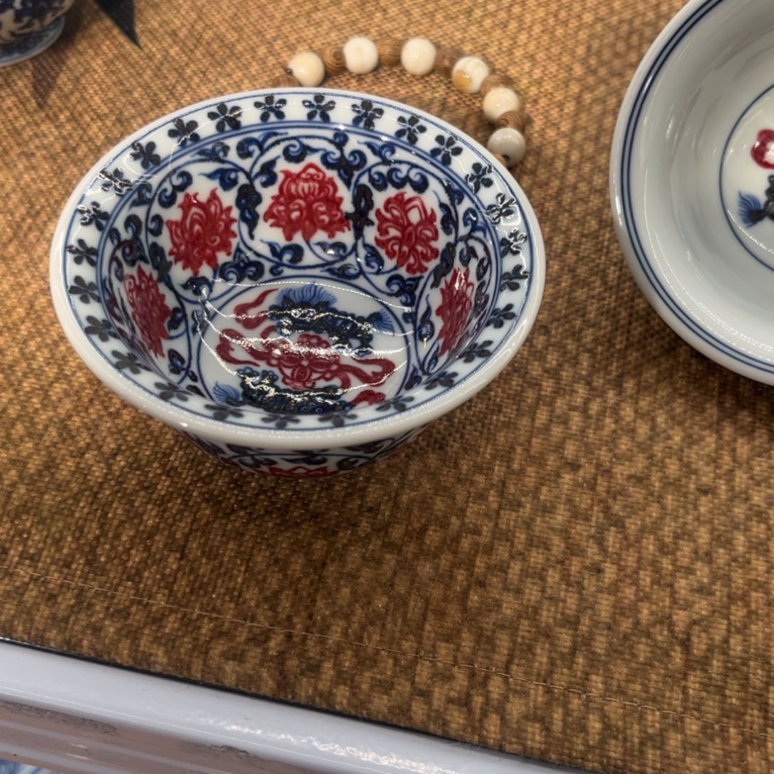 艳****釉里红缠枝莲主人杯