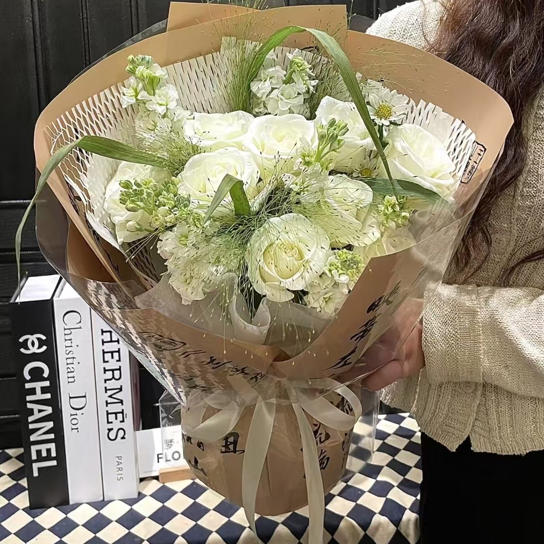 九朵白玫瑰搭配七朵白紫罗兰喷泉草花束生日花束表白花束见面花束