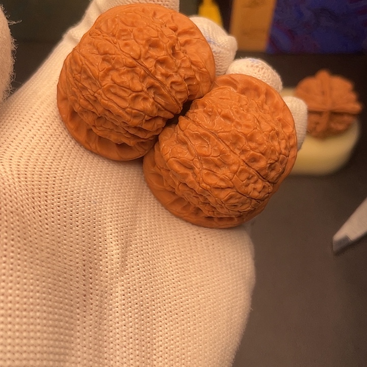 文玩核桃吊坠血麒麟