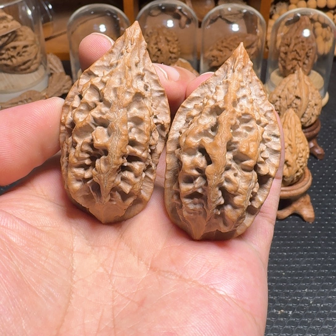 文玩核桃把件龙鳞绣花鞋