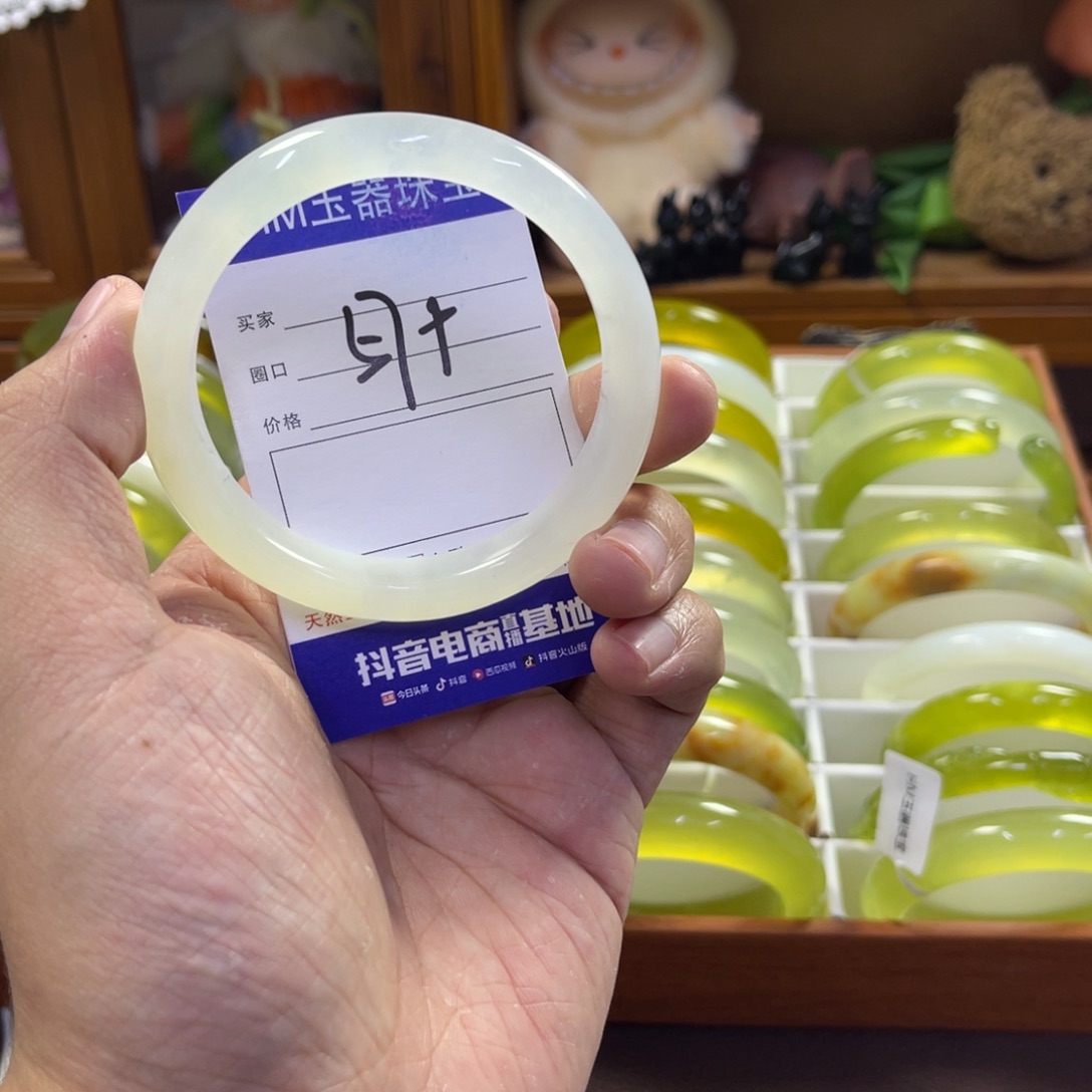 蛇纹石玉未镶嵌手镯250