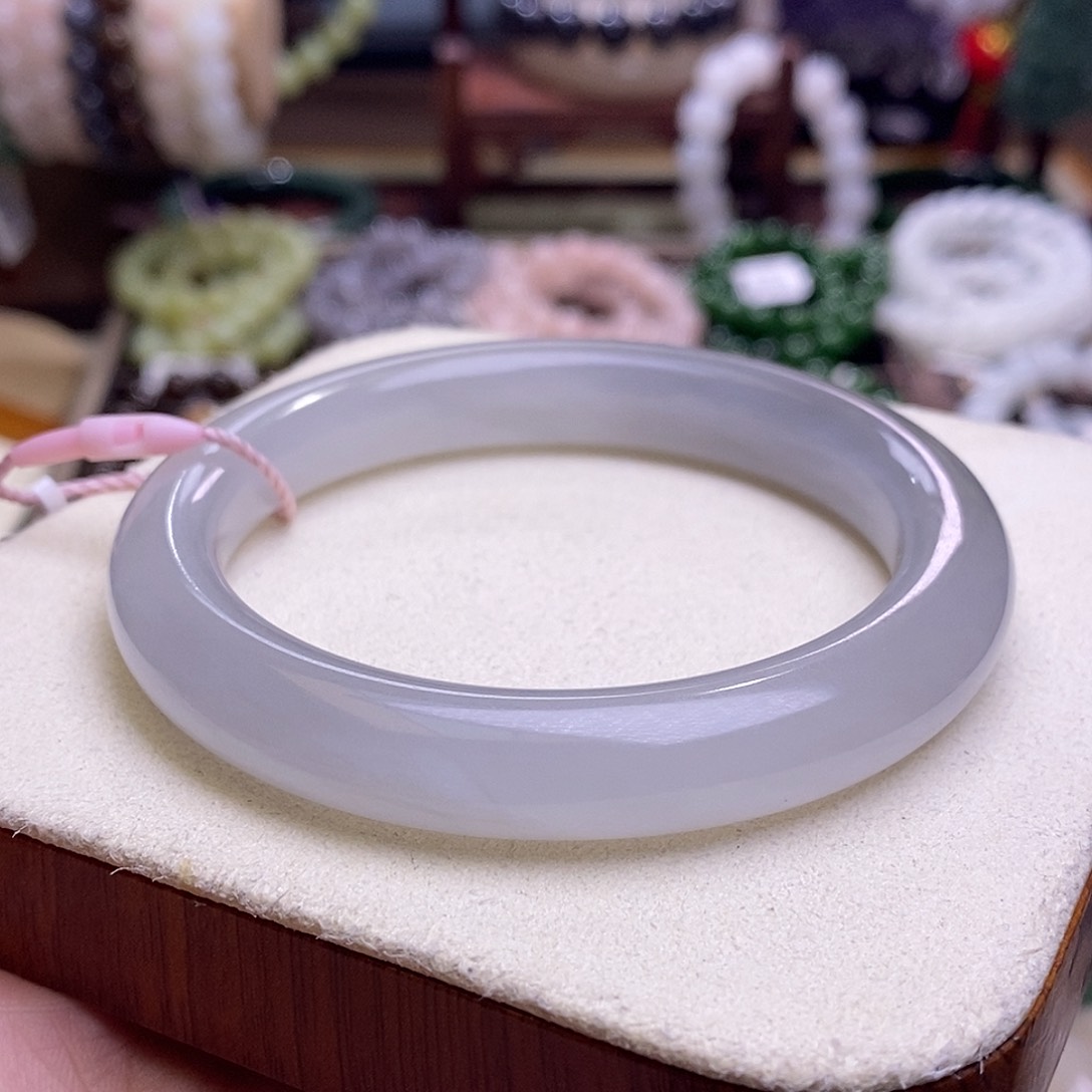 颈饰未镶嵌和田玉57收藏级烟紫老矿料冰底手镯