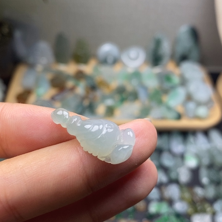 翡翠未镶嵌颈饰蝎子