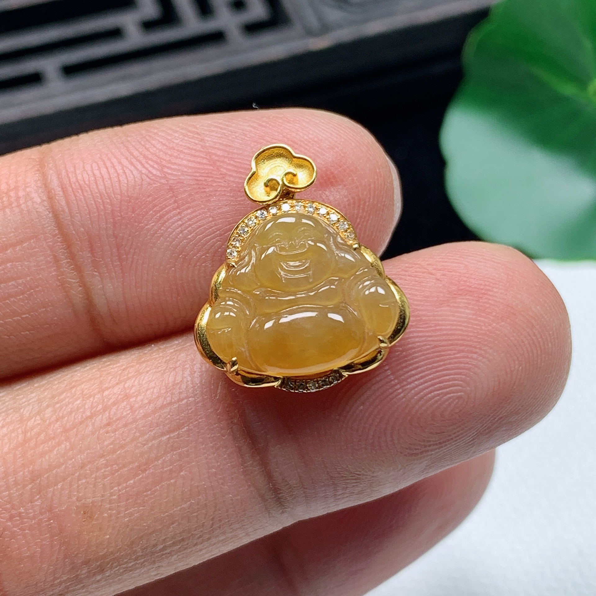 天然翡翠A货18K金镶嵌精美黄翡佛公吊坠整体尺寸18.1*15.7*5.9mm