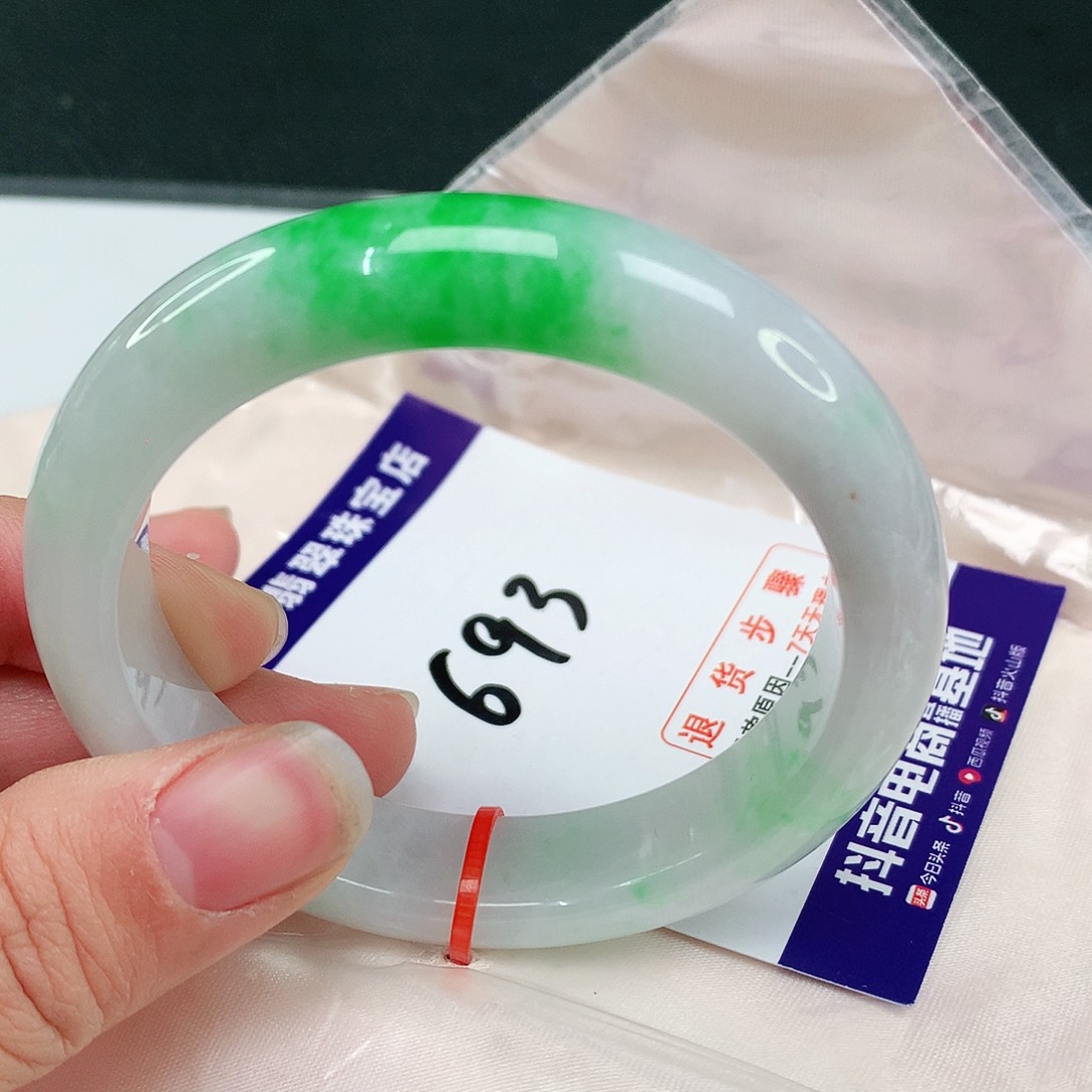 翡翠手镯未镶嵌翡翠