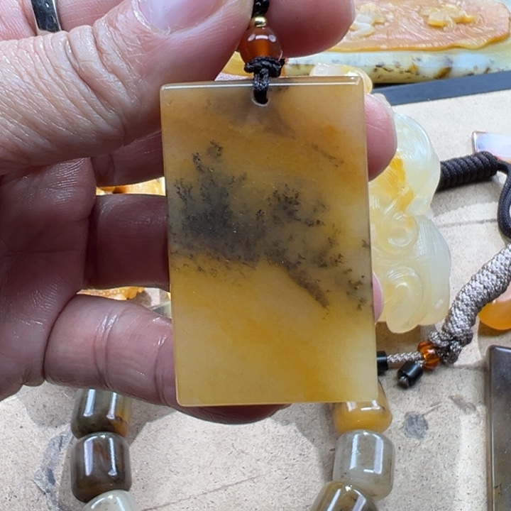 石英质玉（黄龙玉）颈饰未镶嵌