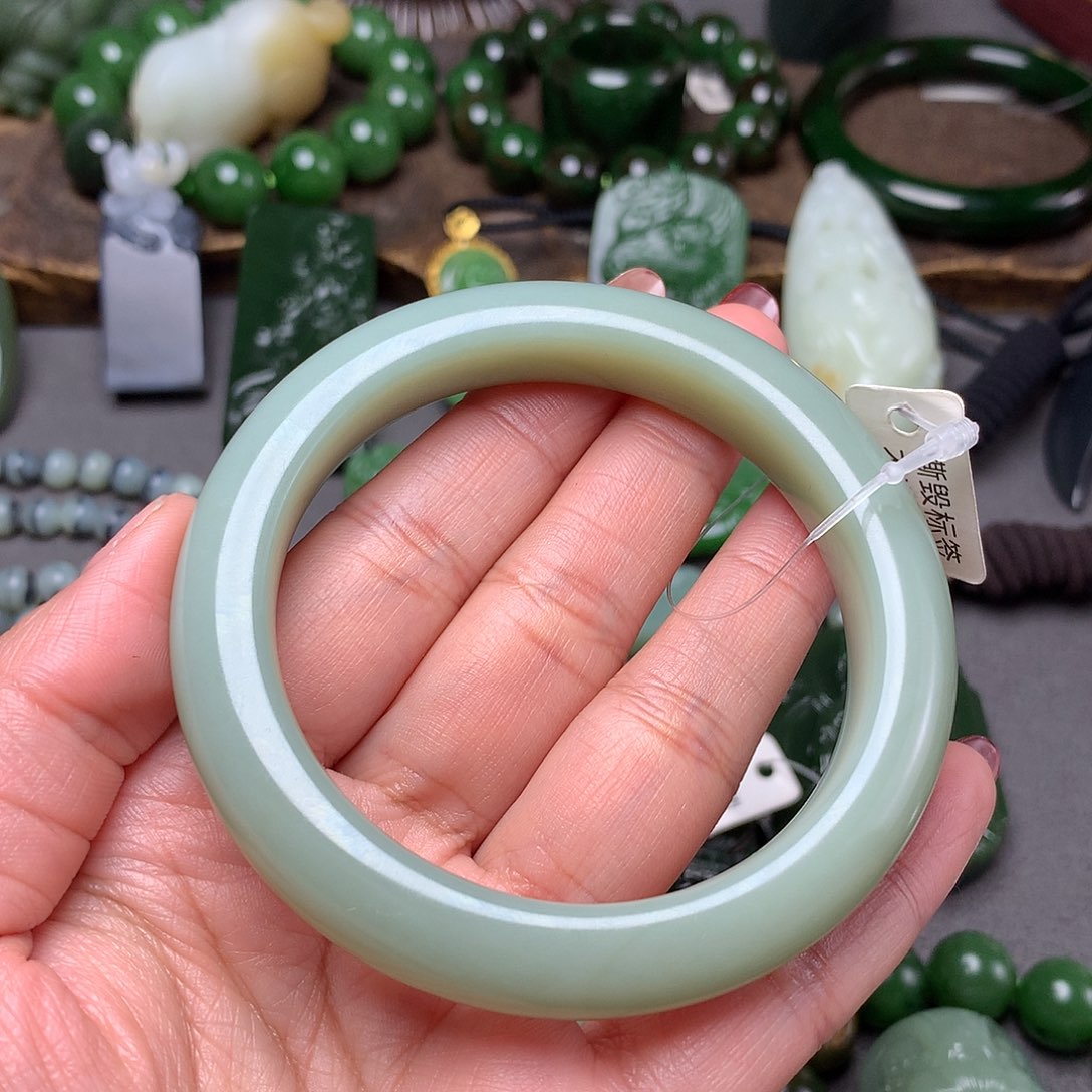 和田玉手镯未镶嵌宝**妈