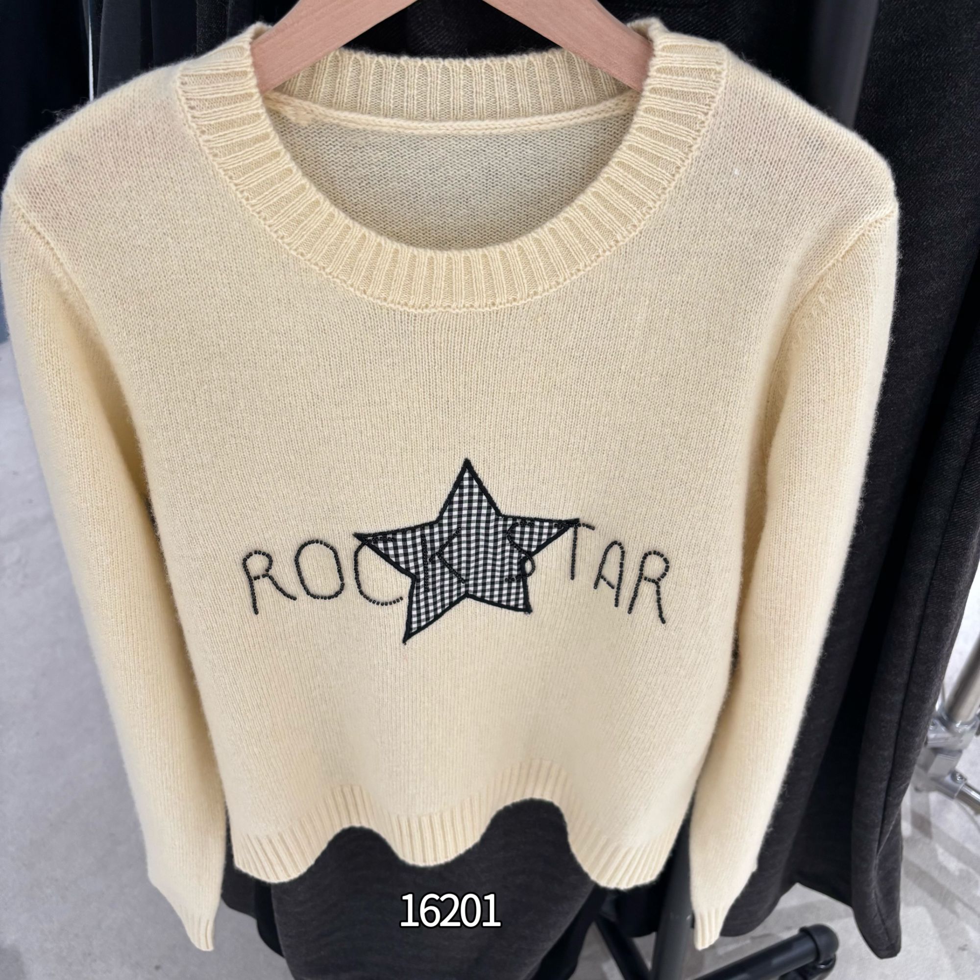 16201 WANGDAN（部分无水洗唛，介意慎拍)新款五角星钉珠针织衫
