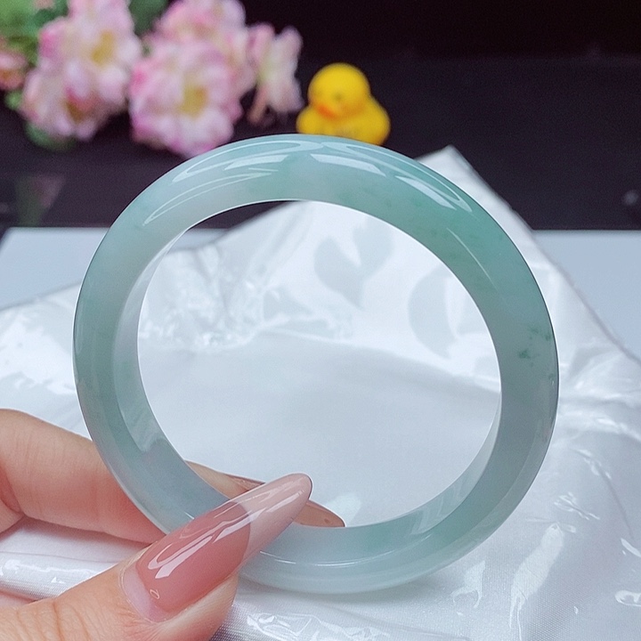 翡翠手镯未镶嵌?54圈