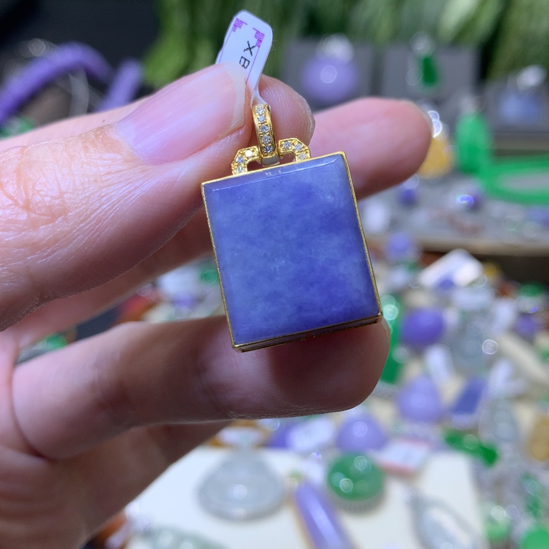 颈饰18K金镶嵌翡翠