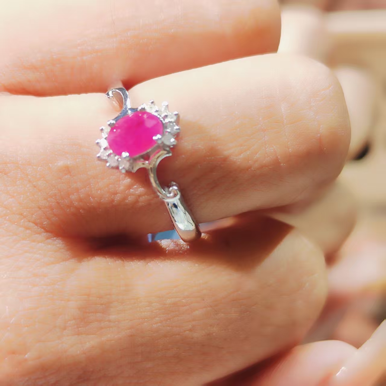 缅甸红宝石戒指0.63克拉配钻