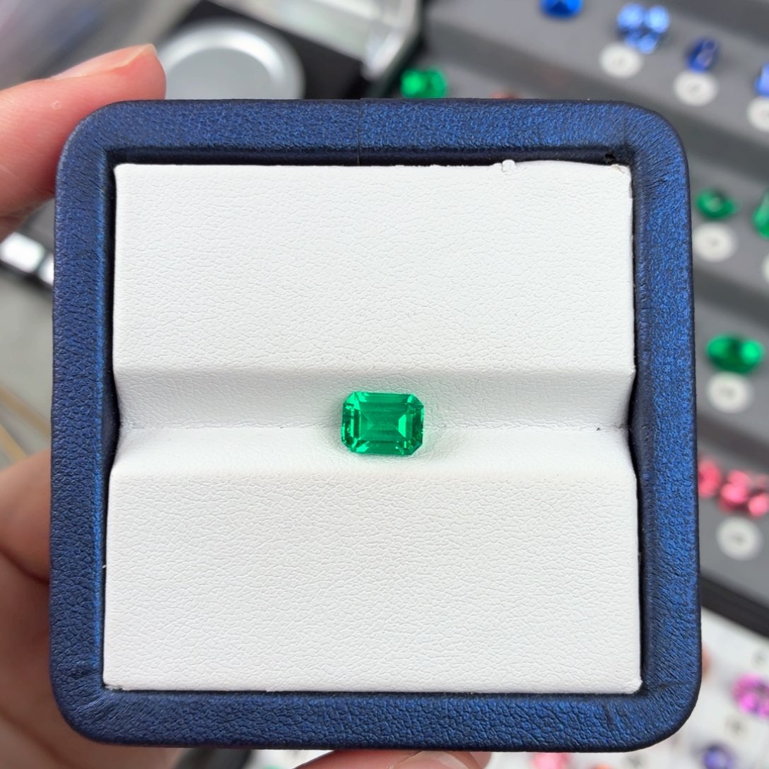 孙***花合成（培育）祖母绿裸石1.51ct