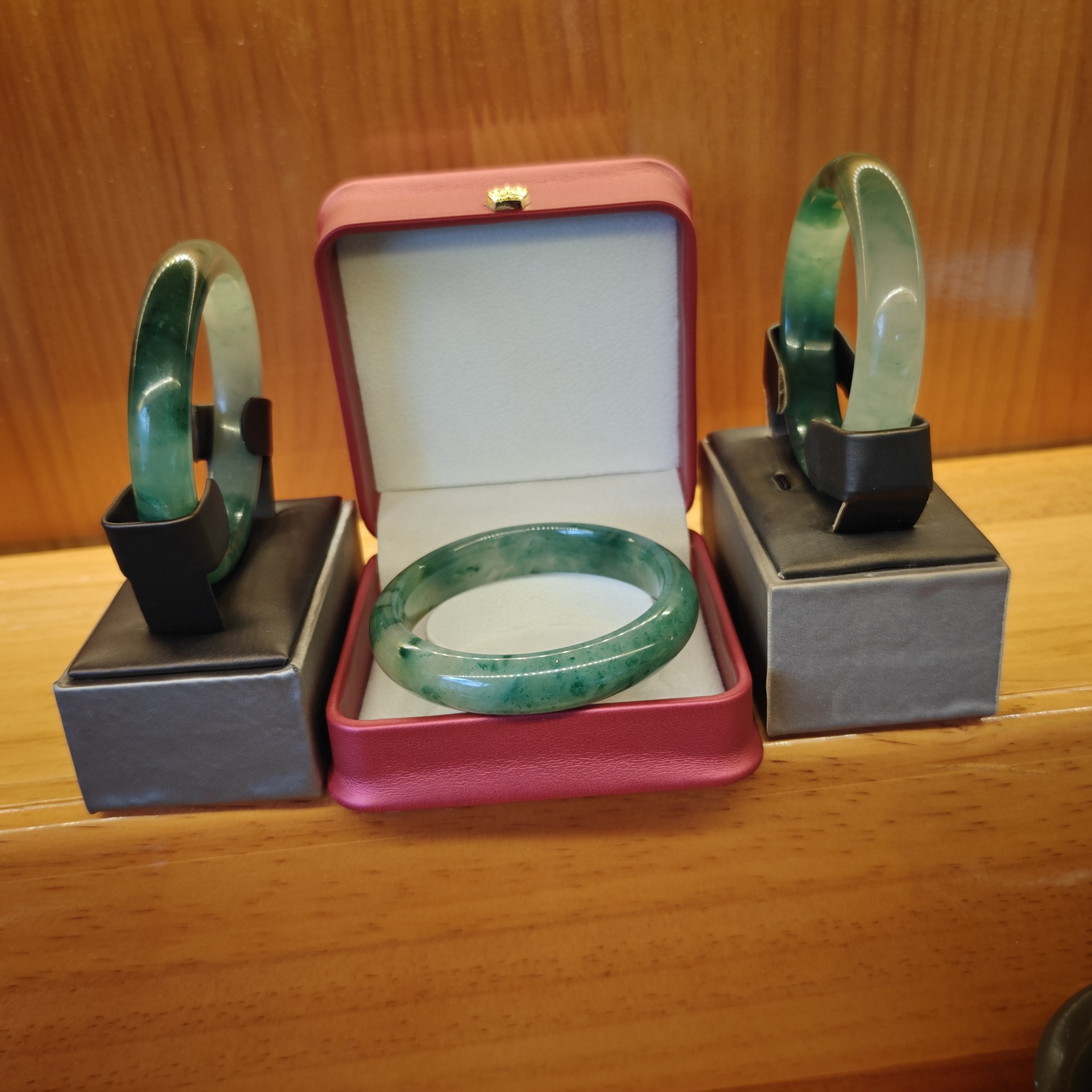 西藏仁布县玉石女士手镯一个