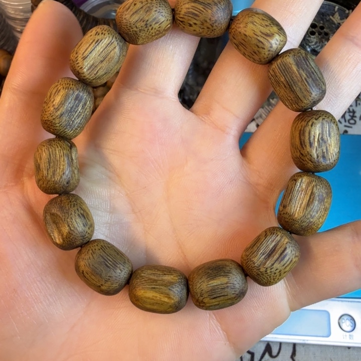 沉香沉香碎屑莺歌绿奇楠1.1随形枣珠11.6克