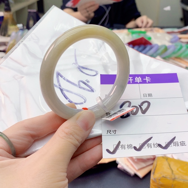 翡翠手镯未镶嵌翡翠手镯