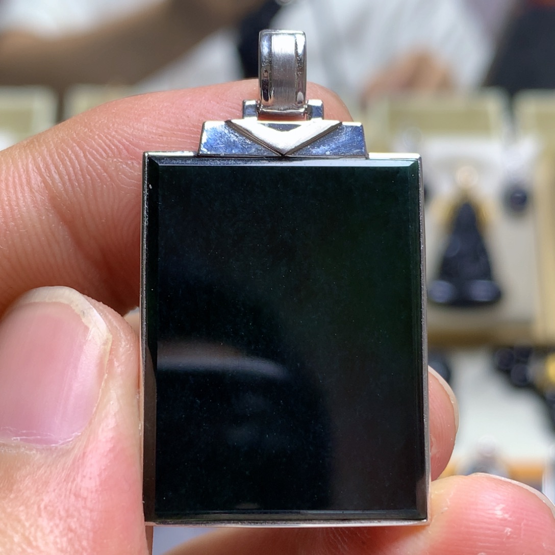 颈饰18K金镶嵌翡翠墨翠无事牌