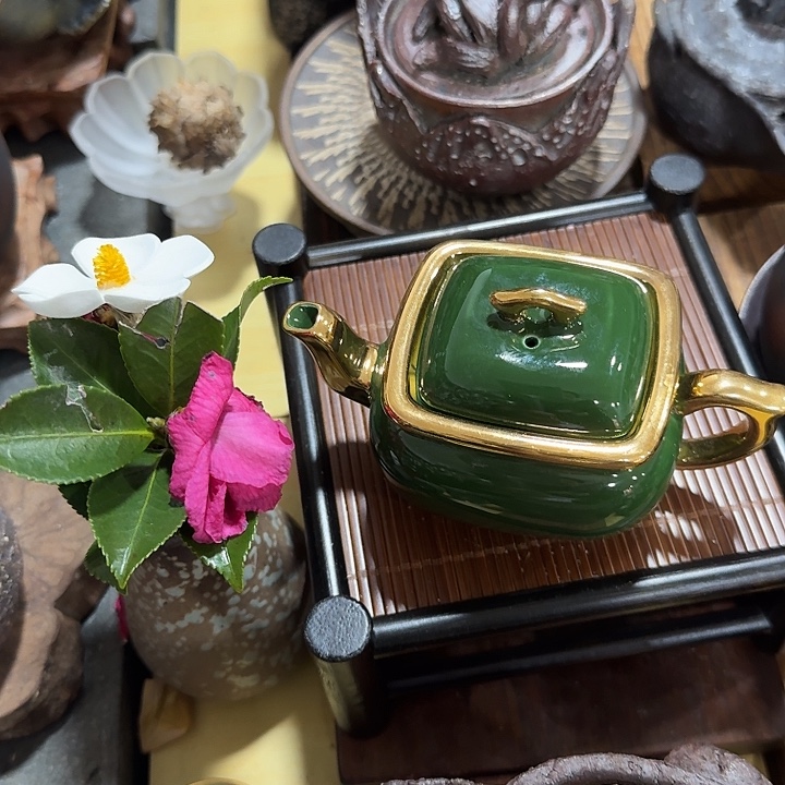 太***行微瑕壶一个，瓷。主人您好