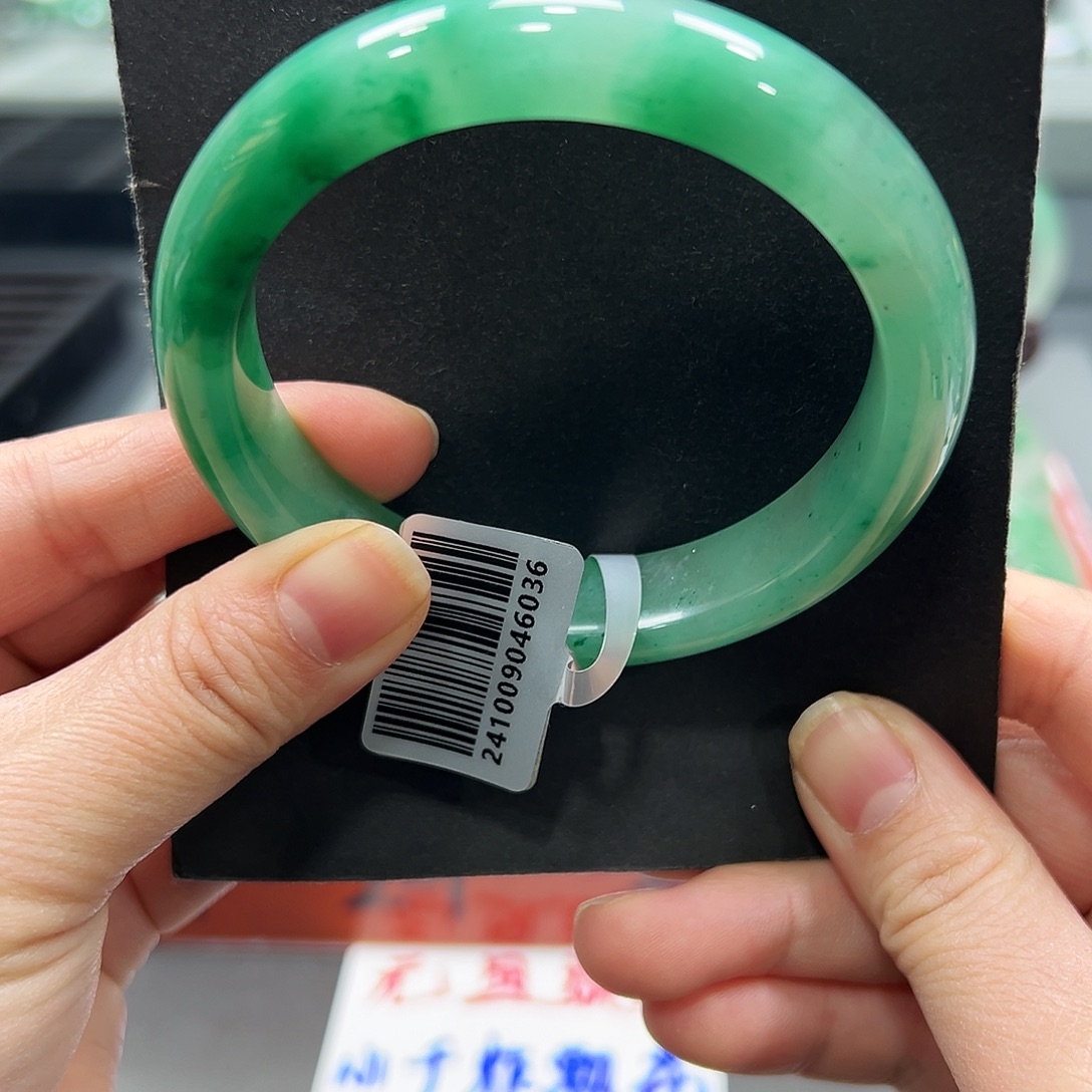 分***堂石英质玉（非洲翠）未镶嵌手镯