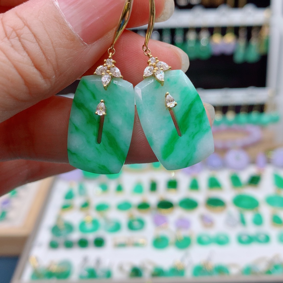 翡翠18K金镶嵌耳饰的