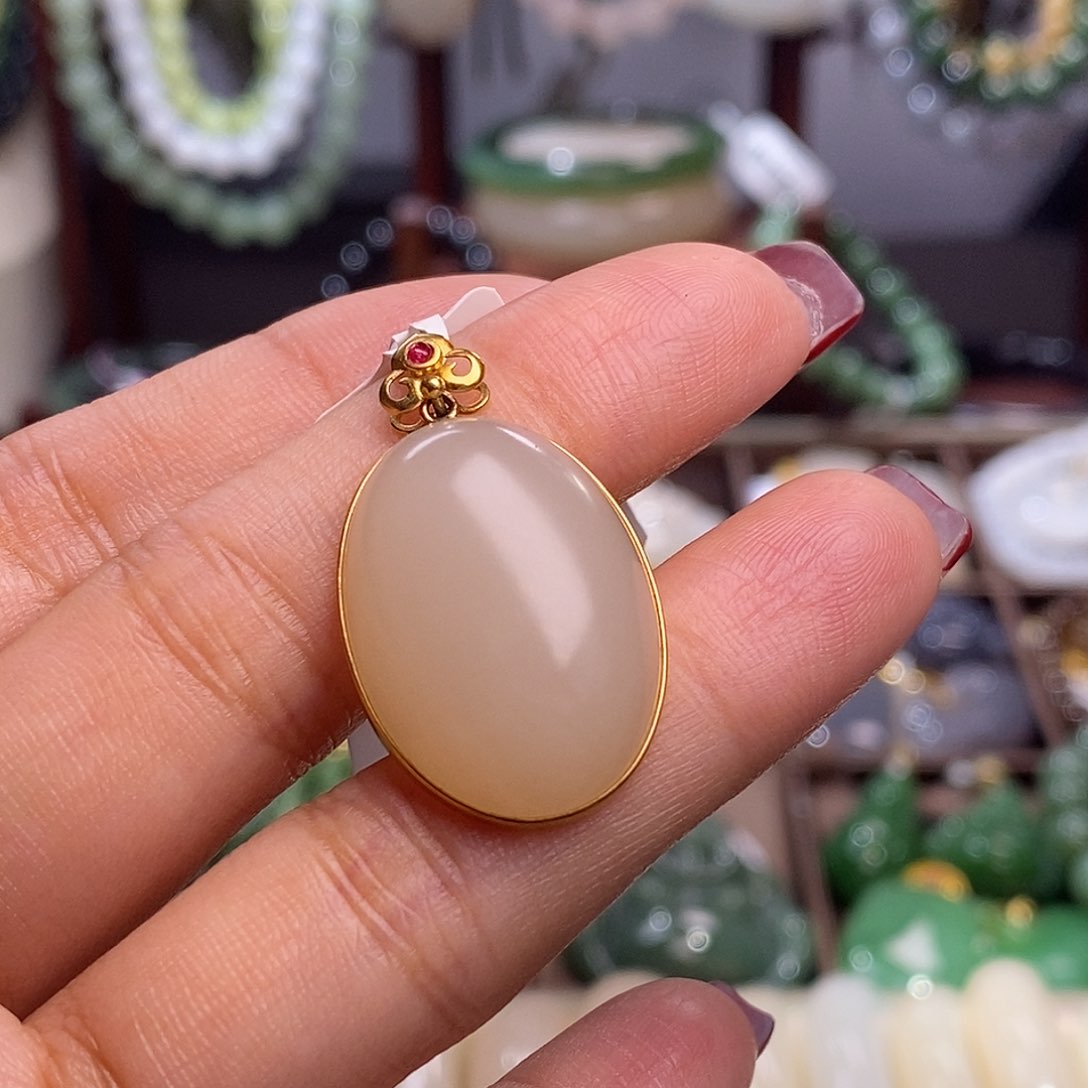 和田玉清货价藕粉金镶蛋面未镶嵌