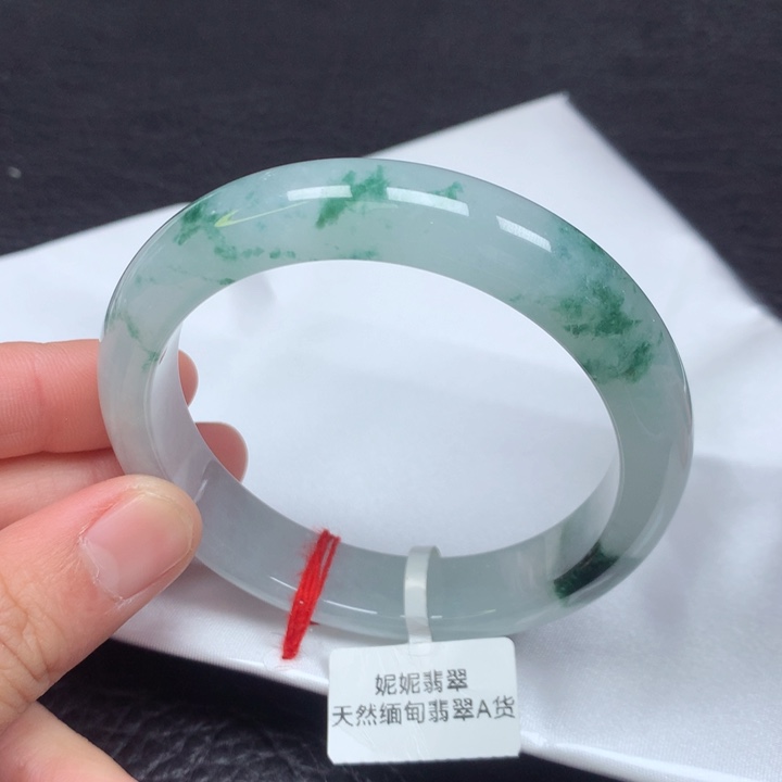 翡翠手镯未镶嵌。