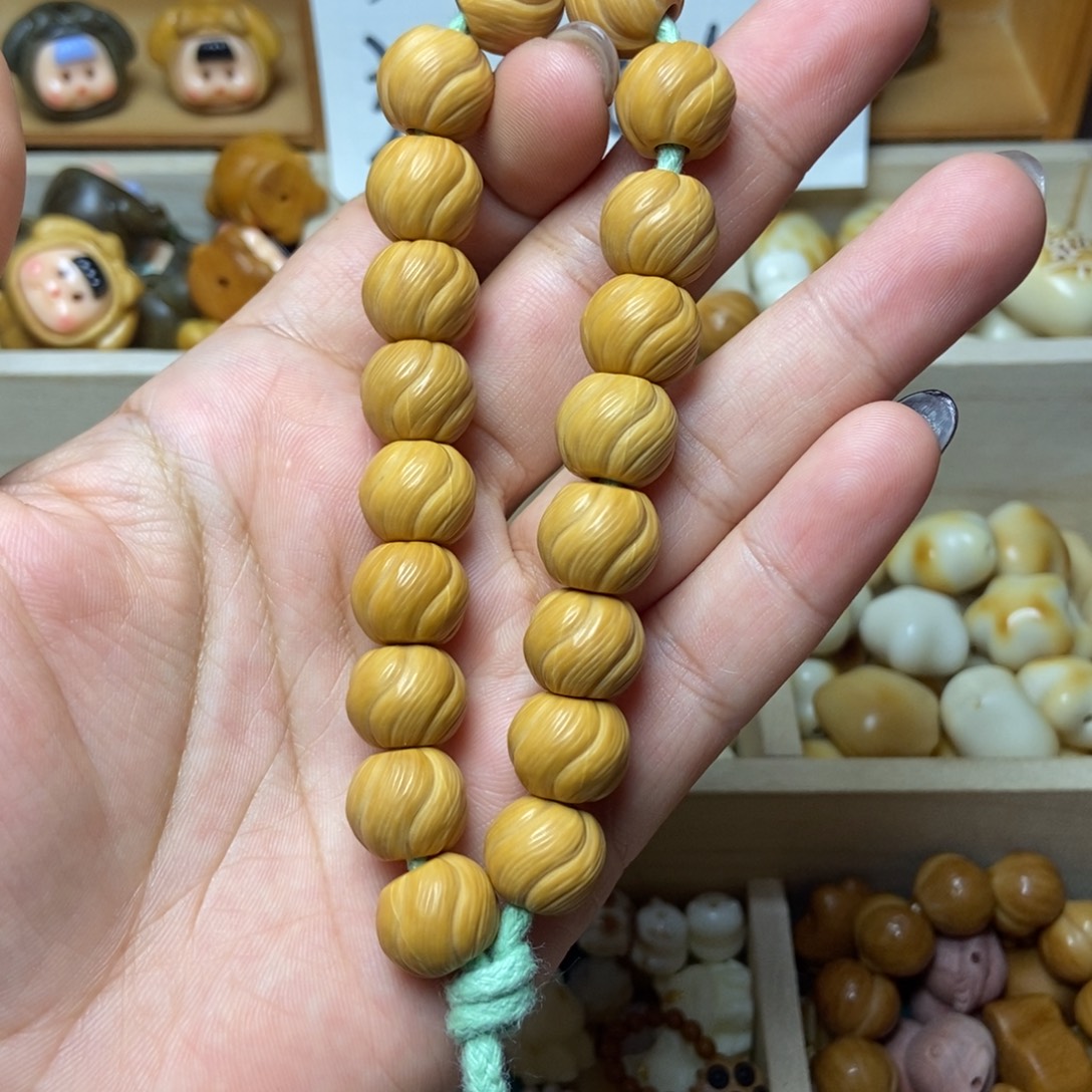 吊坠猴头核桃卷卷酥手持