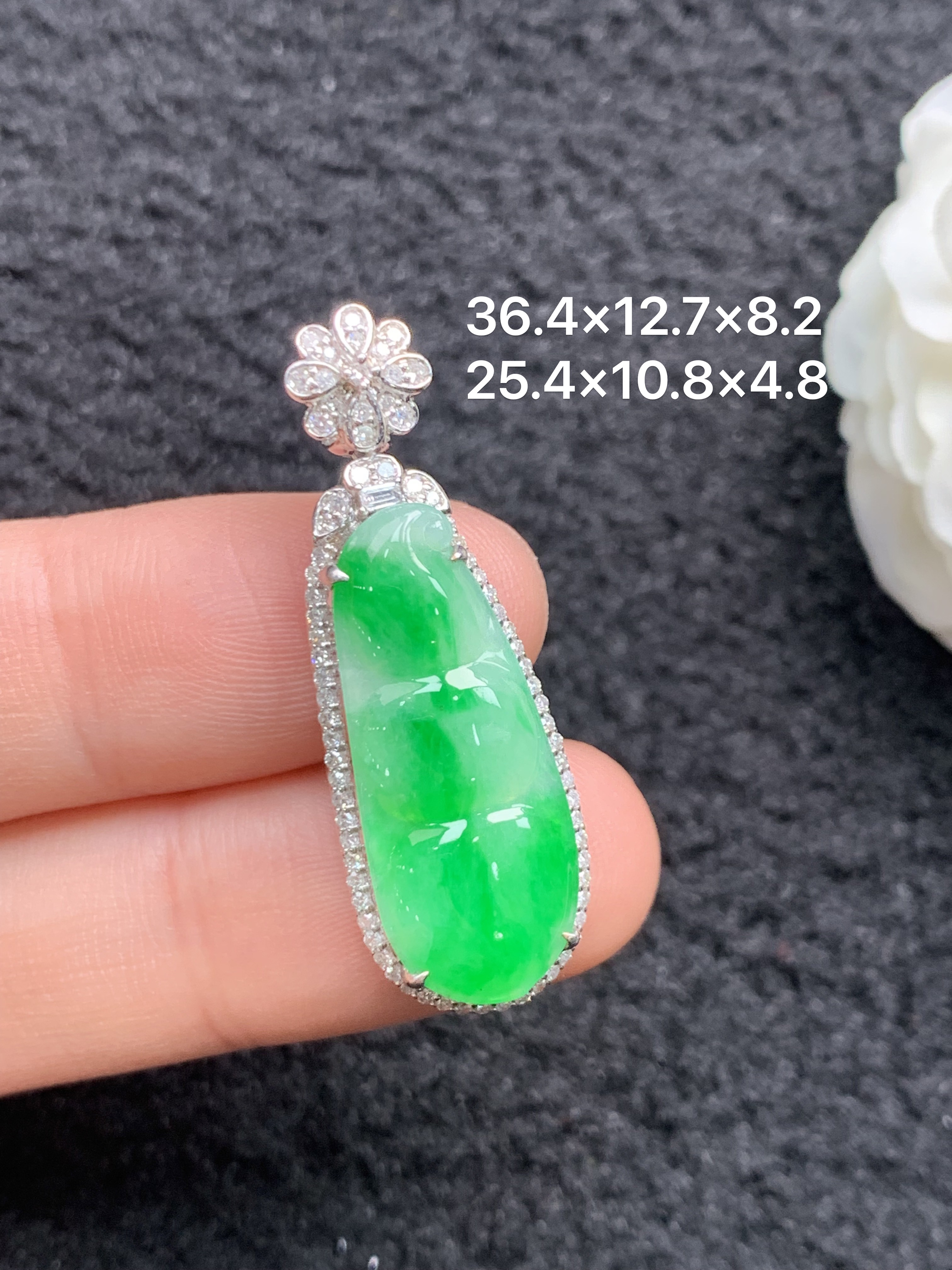 18K金镶嵌天然缅甸翡翠阳绿福豆吊坠