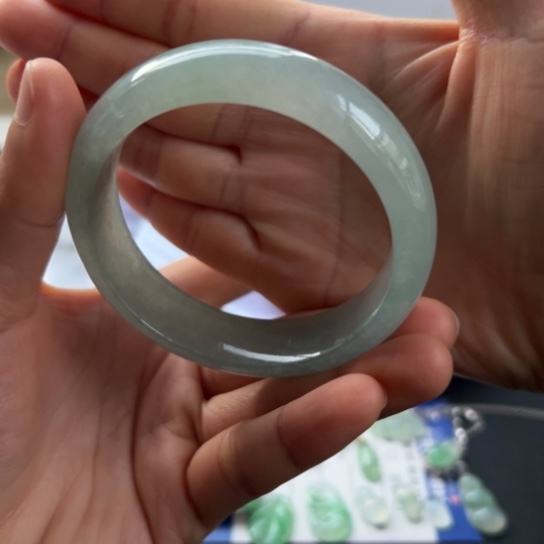 翡翠手镯未镶嵌手镯