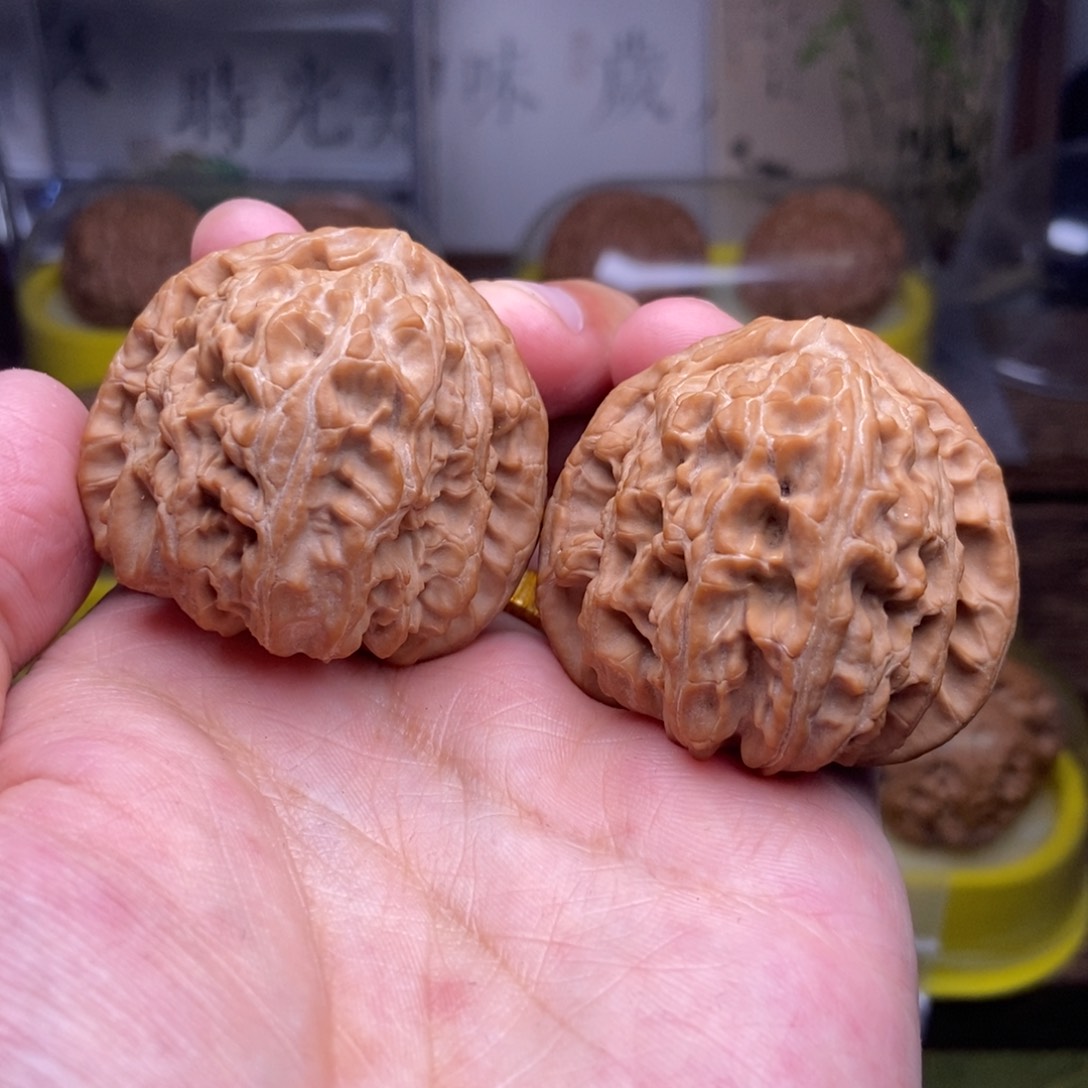 文玩核桃吊坠全品43尺三角白红皮山地展台品