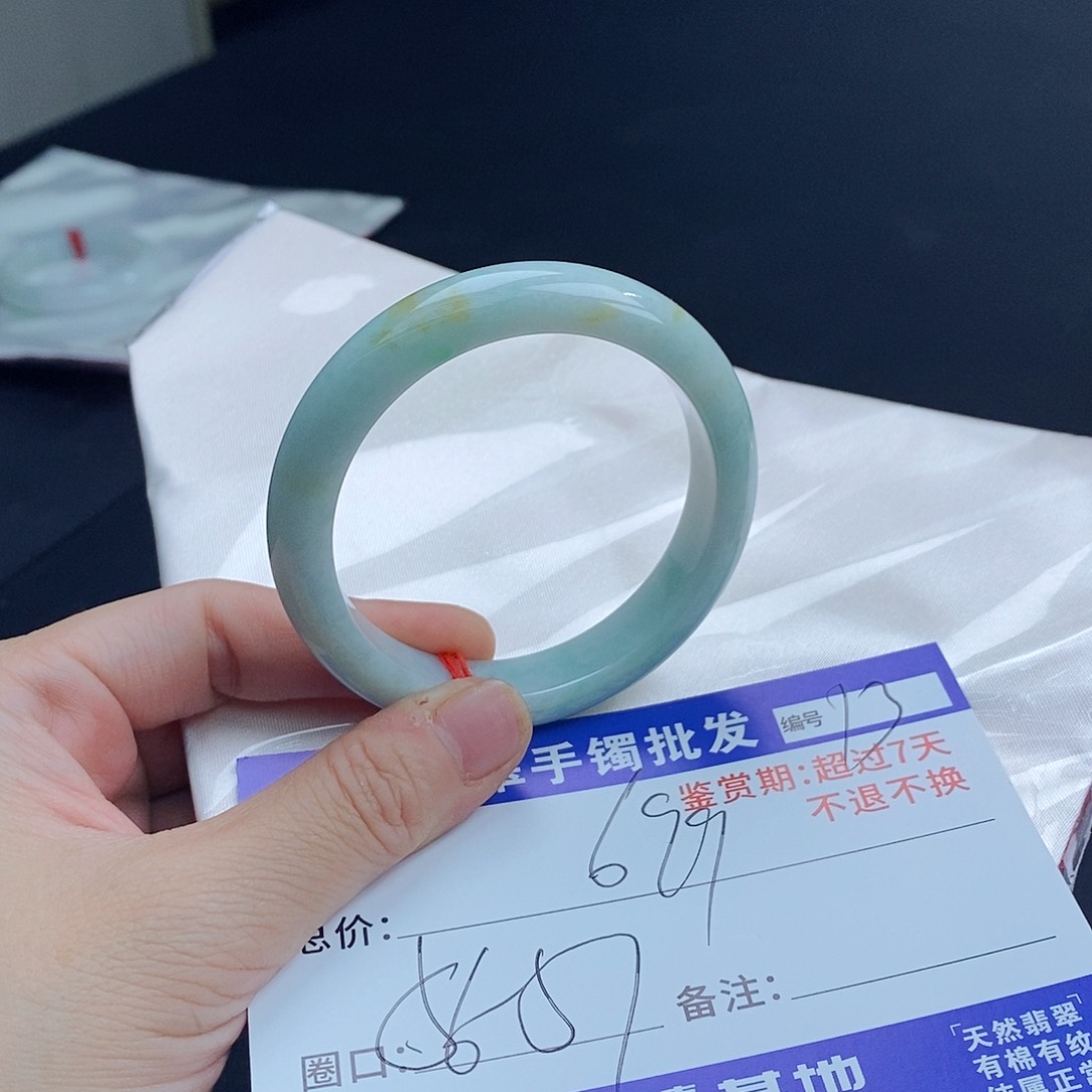 翡翠手镯未镶嵌翡翠