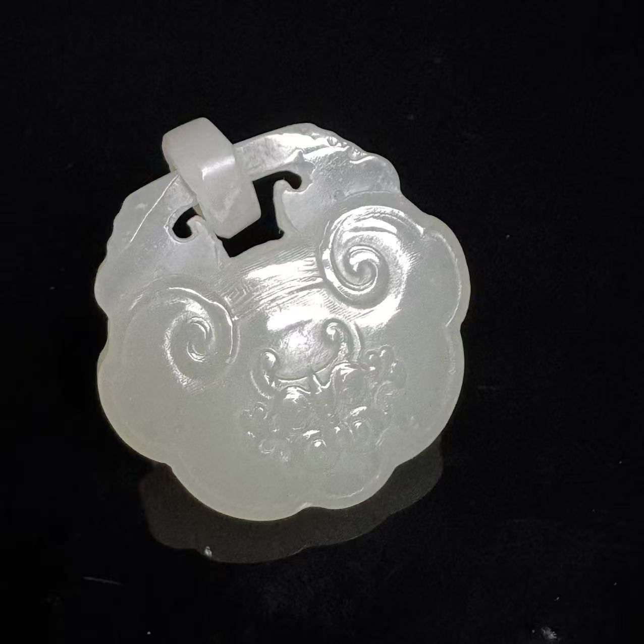 LOT.13/20世纪和田玉锁型吊坠/506001