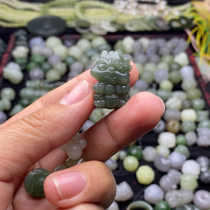 *****和田玉未镶嵌颈饰