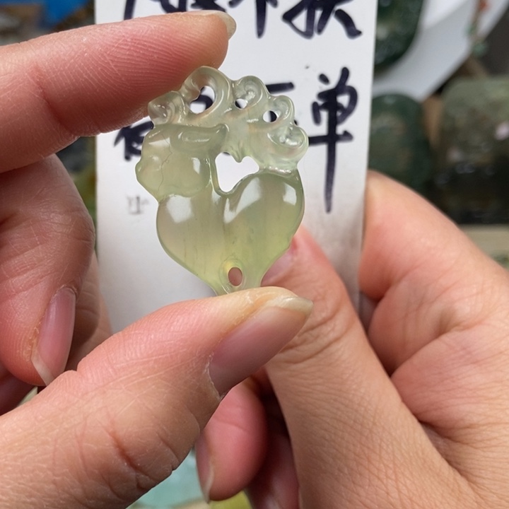 蛇纹石玉颈饰未镶嵌