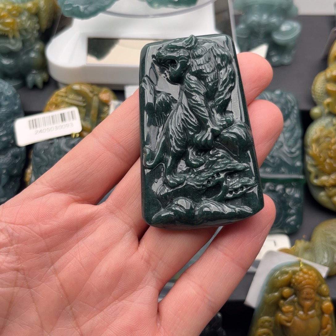 翡翠未镶嵌颈饰上山虎