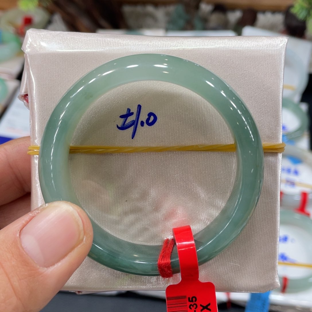 翡翠手镯未镶嵌翡翠