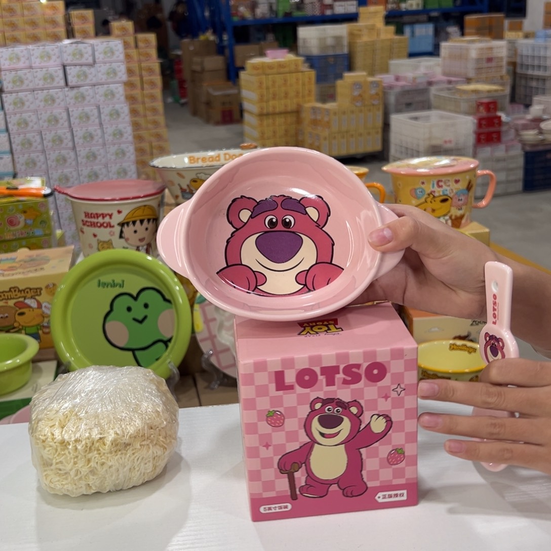 瓷草莓熊双耳碗家勺子 