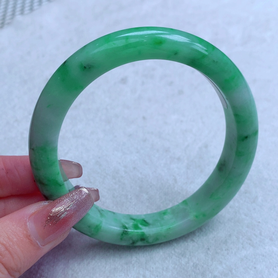 翡翠手镯未镶嵌翡翠